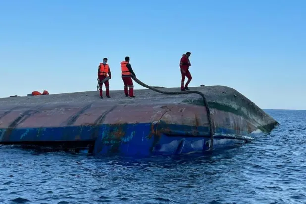 عُمان تنتشل حطام سفينة تجارية إيرانية غارقة قرب مضيق هرمز