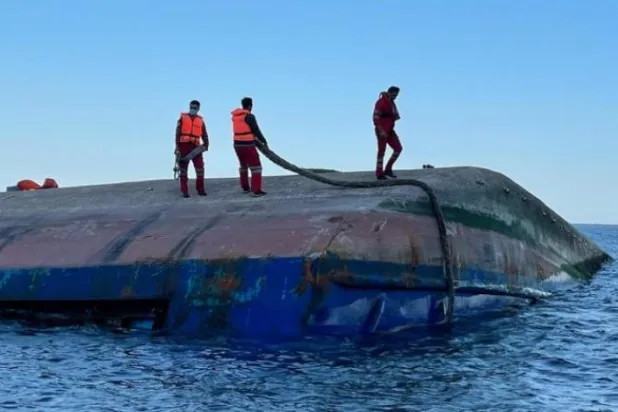 Umman Hürmüz Boğazı yakınlarında batan İran ticaret gemisinin enkazını çıkardı