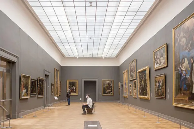 زائر في صالة عرض أُعيد تركيب سقفيتها