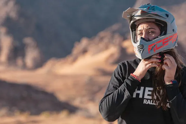 دانيا عقيل المتسابقة السعودية تترقب بشغف كبير انطلاقة رالي داكار (الشرق الأوسط)