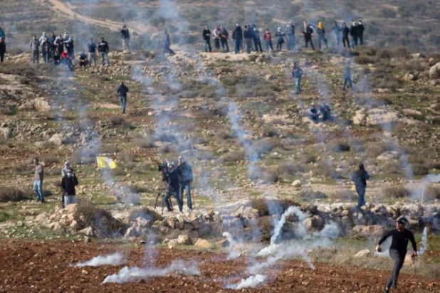 الفلسطينيون يحتفلون بذكرى الثورة وسط صدامات مع قوات الاحتلال