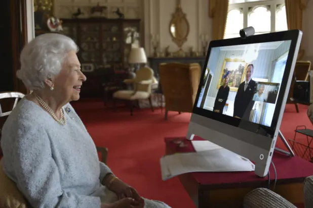 الملكة إليزابيث والأمير ويليام حضرا نصف ارتباطات عام 2020 «عن بُعد»