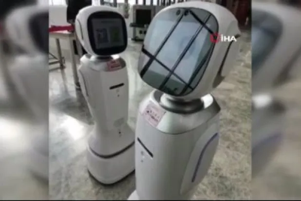 Çin’de iki robotun tartıştığı anlar sosyal medyada gündem oldu