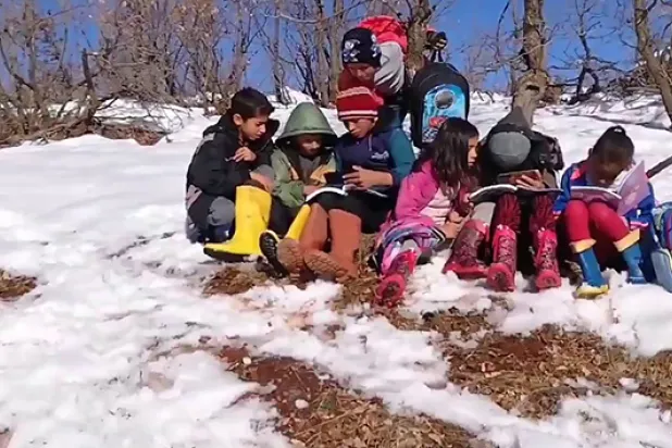Siirt'te köy öğrencileri EBA'ya girmek için -10 derecede saatlerce yürüyerek şebeke aradı