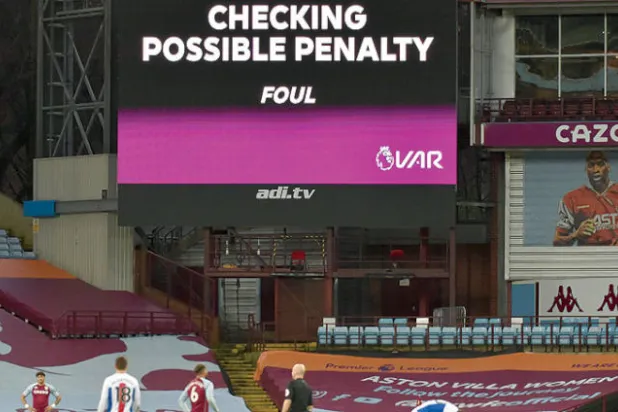 تقنية «الفار» المثيرة للسخرية تعادل ارتباك خروج بريطانيا من الاتحاد الأوروبي