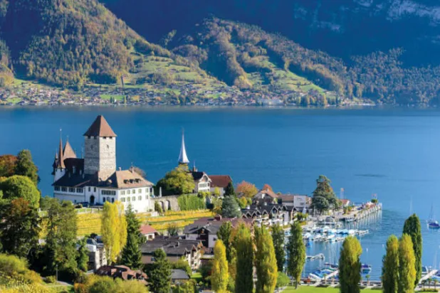 سويسرا موطن البحيرات الخلابة