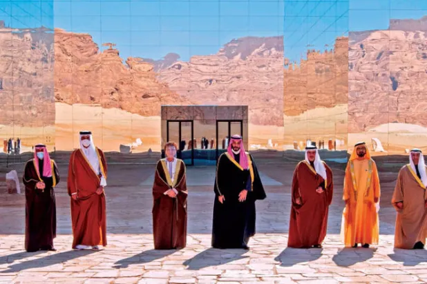 القادة وممثلو مجلس التعاون لدول الخليج العربية في العلا قبل بدء الاجتماعات الرسمية أمس (واس)