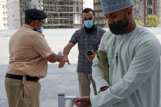 عمان تسجل أول إصابة بالسلالة الجديدة من «كورونا»