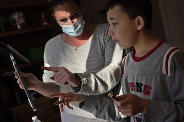 مع استمرار إغلاق «كورونا»... كيف تحفّز الأطفال على التعلم عن بُعد؟