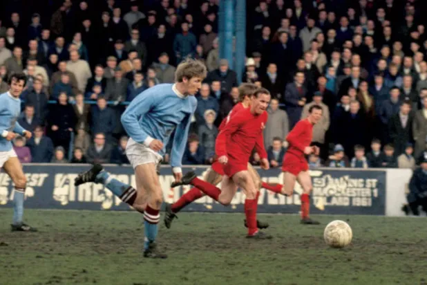 كولين بيل ينطلق بالكرة في إحدى مبارياته بقميص مانشستر سيتي