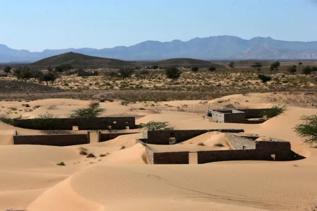 عمانيون يعيدون الحياة إلى قرية طمستها الرمال قبل 30 عاماً (صور)