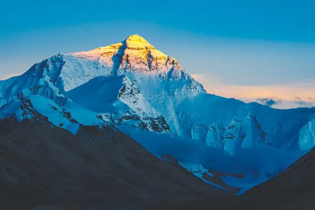 في كتابه المعنون «الهيمالايا: تاريخ بشري» يُفند الصحافي إد دوغلاس تاريخ تلك الجبال (غيتي)