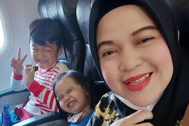 «وداعاً عائلتي»... رسالة أخيرة مؤثرة من أم وطفليها قبل تحطم الطائرة الإندونيسية