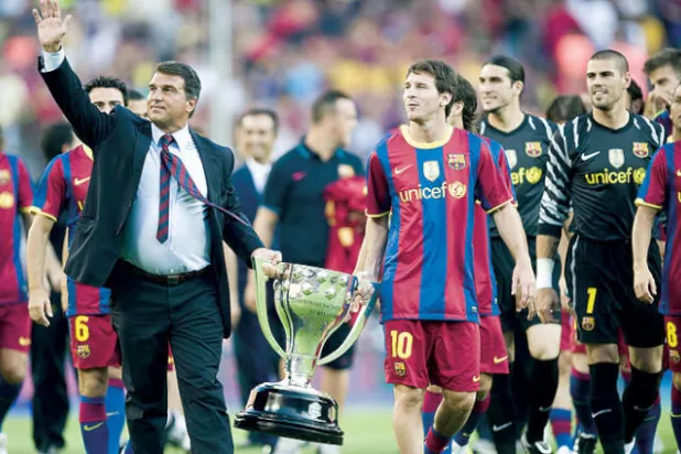 ميسي يشارك لابورتا الاحتفال بحصد برشلونة الكؤوس خلال موسم 2010