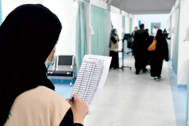 السعودية تشدد على الإجراءات الوقائية... وتتوسع في توزيع اللقاحات