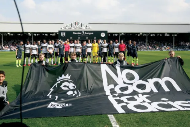 رفع شعار ضد العنصرية قبل بدء مباراة فريقي مانشستر سيتي وفولهام (غيتي)