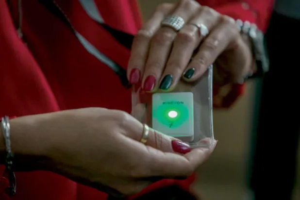 مستشعر بزنة نصف أونصة يوضع حول المعصم أو العنق أو الشارة (نيويورك تايمز)