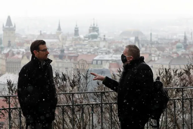 غداء عمل عبر «زووم»... شركات التوظيف في أوروبا تتكيف مع متغيرات «كورونا»