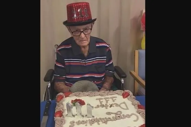 أكبر عجوز أسترالي يحتفل بعيد ميلاده الـ111... ويكشف سر حياته الطويلة