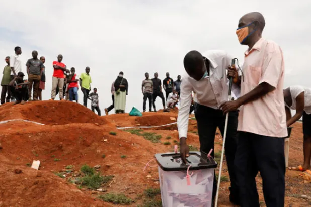 الانتخابات الأوغندية... تنافس حاد بين الرئيس الحالي ومغنٍ