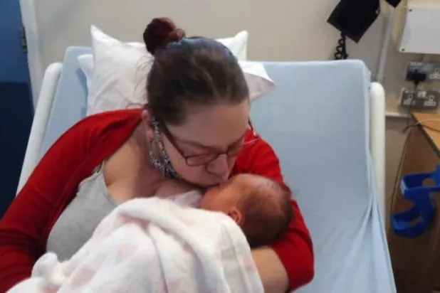 ربطت زيادة وزنها بالعزل المنزلي... امرأة تُنجب بعد 10 أيام من اكتشاف حملها