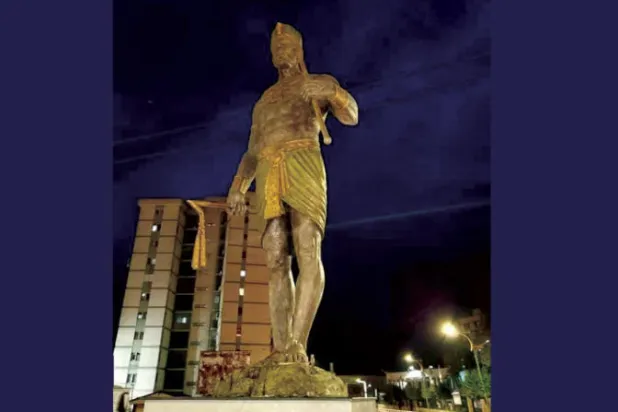 حسابات على «تويتر» نشرت صورة تماثل «شيشنق الأول» في مدخل مدينة تيزي وزو شرق الجزائر