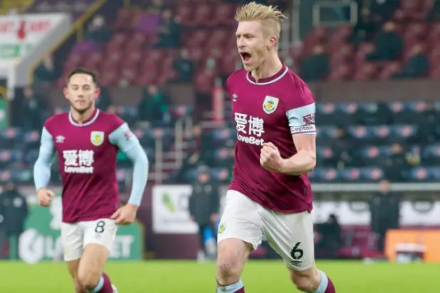 كيف أعاد بن مي إحياء موسم بيرنلي في الدوري الإنجليزي؟