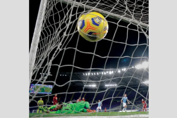 لاتسيو يوجه ضربة قاسية لطموحات روما في المنافسة على القمة الإيطالية