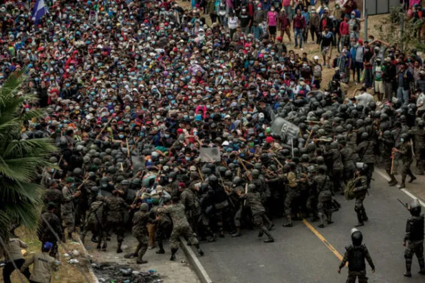 قوات الأمن في غواتيمالا تشتبك مع قافلة مهاجرين متجهة إلى أميركا