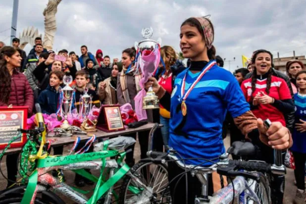 ایرانیوں نے مشرقی شام میں حکومت کے جھنڈے اٹھاتے 