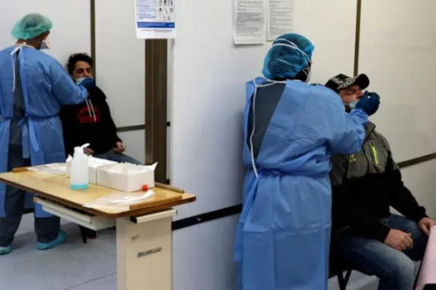 Lübnan'da Kovid-19 hastaları otoparklarda tedavi ediliyor