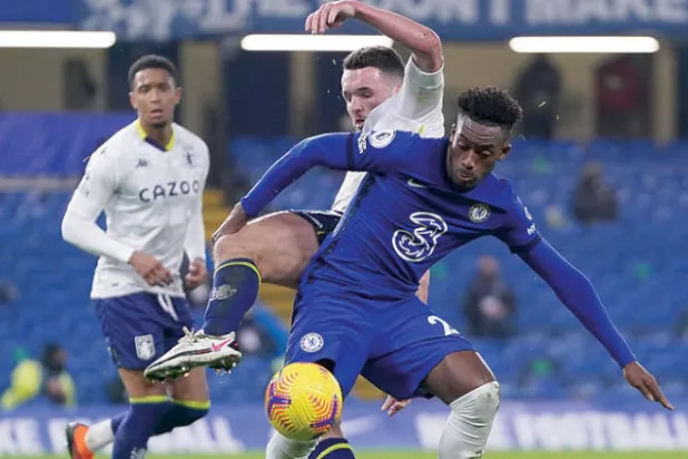 أودوي يقاتل على الكرة في لقاء تشيلسي مع أستون فيلا (إ.ب.أ)