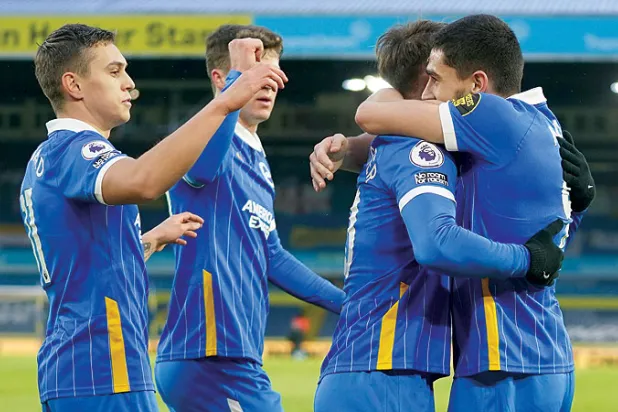 لاعبو برايتون يحتفلون بهدف فوزهم على ليدز متجاهلين تحذيرات الحكومة (أ.ب)