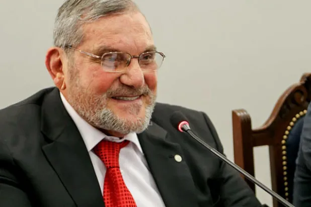 حين كانوا يصارعون...