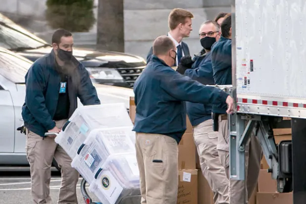 لقطة من عمليات نقل صناديق من البيت الأبيض الأسبوع الماضي (إ.ب.أ)