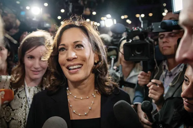 كامالا هاريس ترتدي اللؤلؤ عام 2019 (نيويورك تايمز)