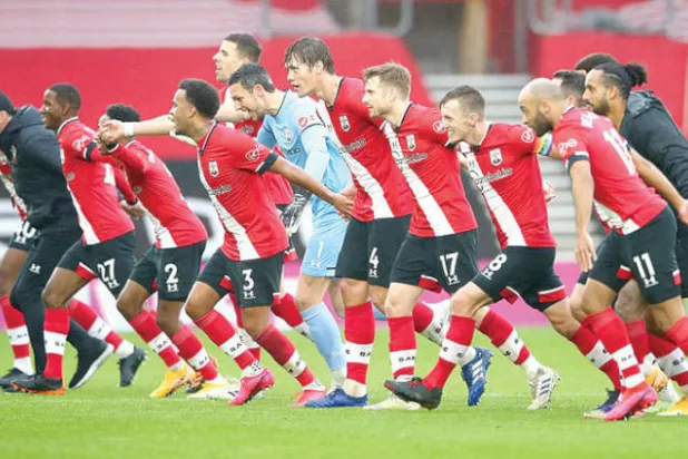 هاسينهوتل (الثاني من اليسار) واحتفال بتخطي شيفيلد يونايتد (إ.ب.أ)