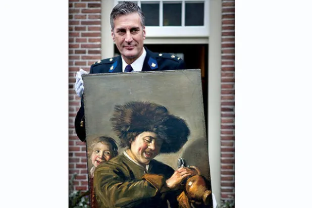 لوحة فارنز هالز بعدما عثرت عليها الشرطة عند سرقتها عام 2011 (غيتي)