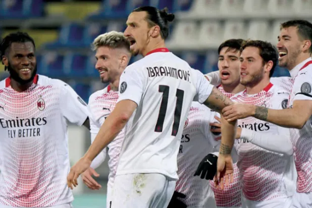 إبراهيموفيتش يتحدى سنوات عمره داخل الملعب ويشعل المشاكسات خارجه