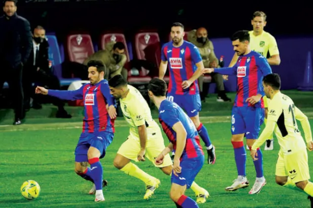 ثنائية سواريز تنقذ أتلتيكو من كمين إيبار وتعزز صدارته للدوري الإسباني