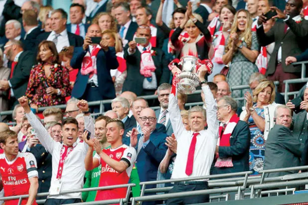 أوزيل وفينغر وكأس إنجلترا (غيتي)