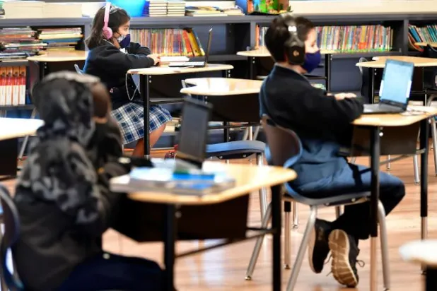 خبراء: العودة إلى المدارس خلال الوباء ممكنة عبر اتباع التدابير الصحيحة