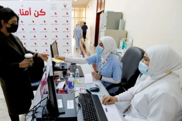 «كورونا المتحور» يعيد القيود في البحرين