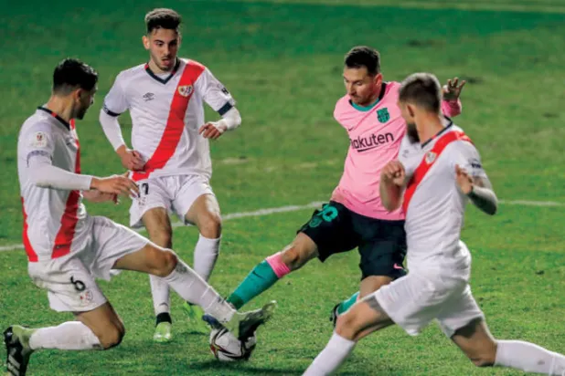 ميسي في طريقه للتهديف في مباراة تأهل برشلونة إلى دور الثمانية بكأس إسبانيا (أ.ب)