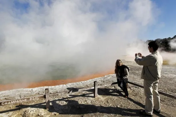 «افعل شيئاً جديداً»... نيوزيلندا تطلب من السياح التوقف عن تقليد صور الآخرين