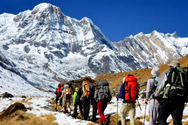 متسلقو الجبال النيباليون تحت الأضواء بعد وصولهم إلى قمة {كي 2}