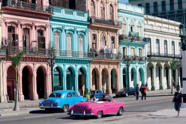 تحويلات المهاجرين الكوبيين إلى ذويهم في الجزيرة أكبر من مدخول قطاعها السياحي