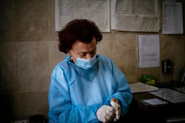 «لن أترك الناس يموتون»... طبيبة في الـ82 من عمرها على خط المواجهة مع «كورونا»