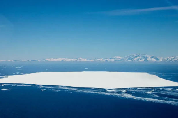 انقسام كتلة جليد هائلة أكبر من لندن بـ 3 مرات