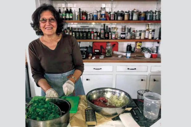 نوال نصر الله أثناء الطهي